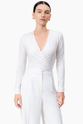 Blusa blanca cruzada con amarre en costado y manga larga