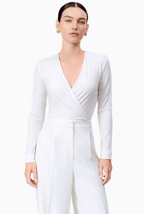 Blusa blanca cruzada con amarre en costado y manga larga