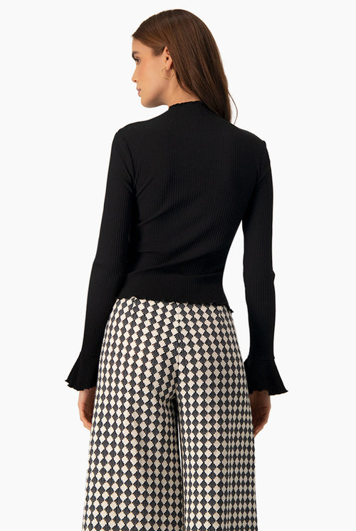 Blusa negra de cuello redondo con escarolas y tejido acanalado