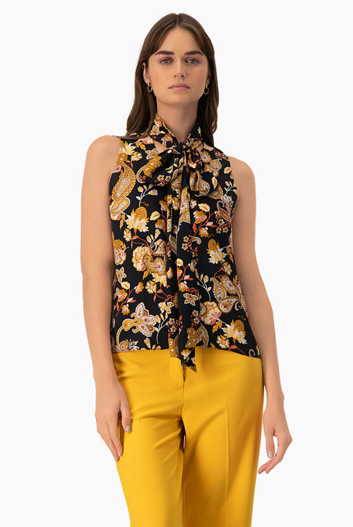 Blusa estampada multicolor con cintas en cuello y escote en V