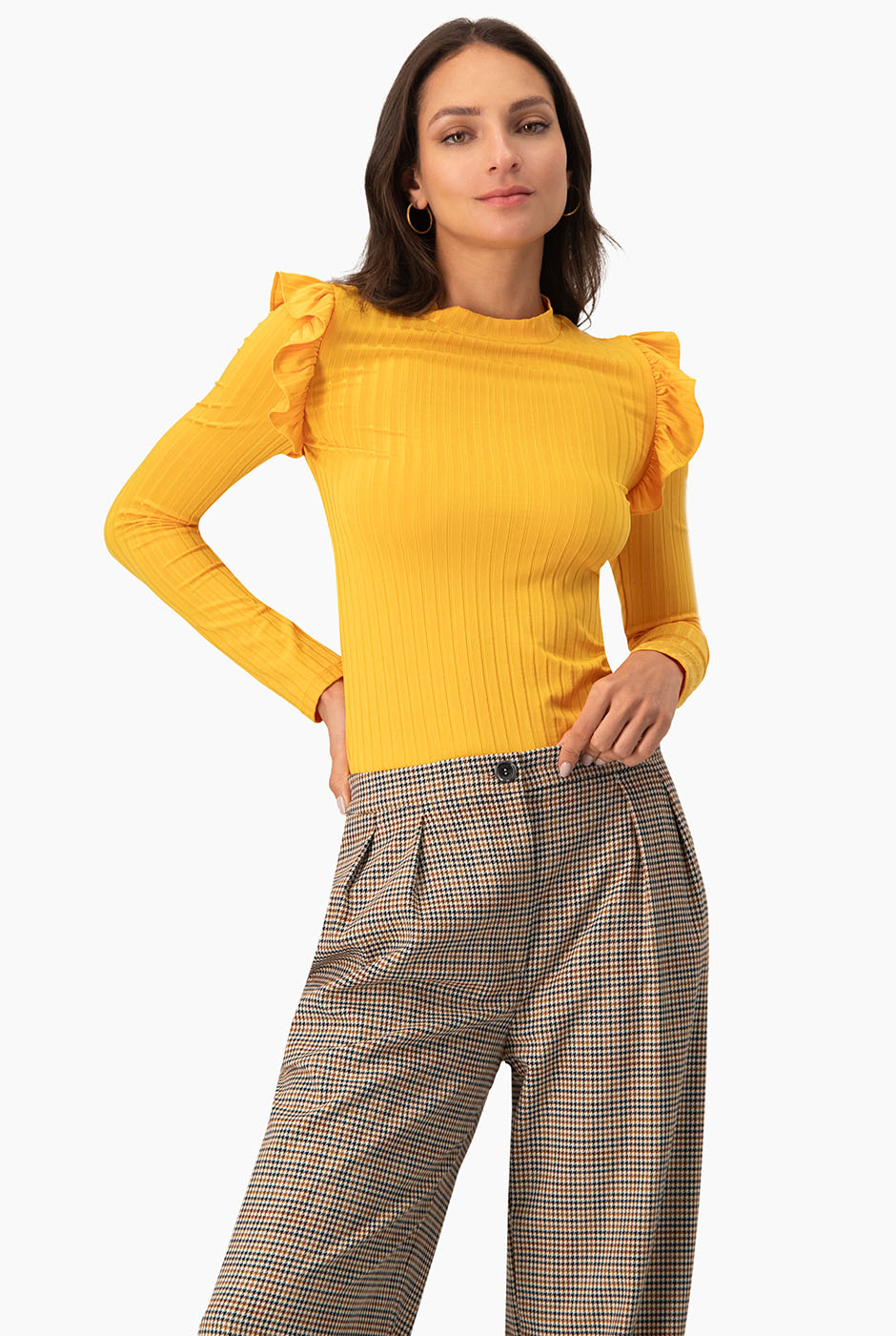 Blusa amarilla de manga larga con volantes y cuello alto