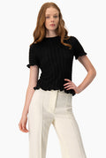 Blusa tejida negra con olanes y textura acanalada