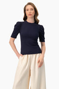 Blusa azul marino con hombro abullonado y manga corta