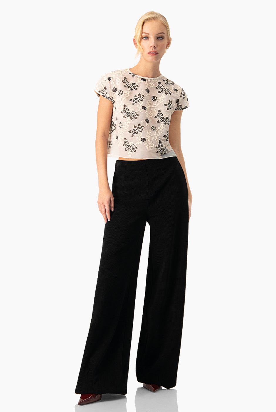 Blusa corta natural con cuello redondo y bordado floral