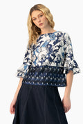 Blusa multicolor con mangas 3/4 y olanes, estampado floral
