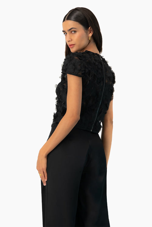 Blusa negra de gasa con apliques florales y cuello redondo