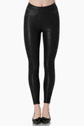 Pantalón negro con estampado de cocodrilo y superficie brillante