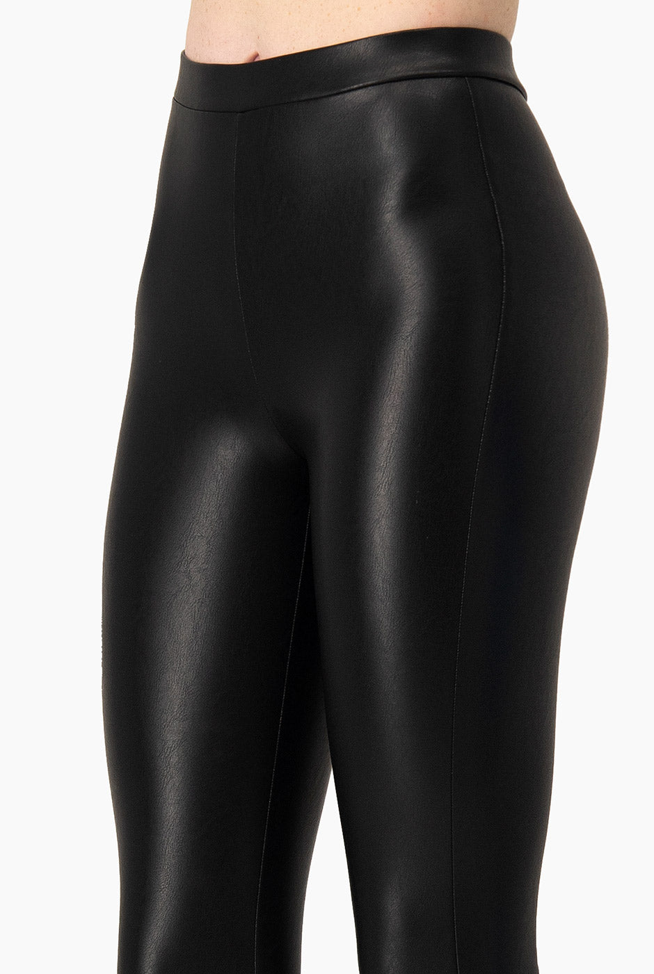 Legging negro de ecopiel elástico y entallado
