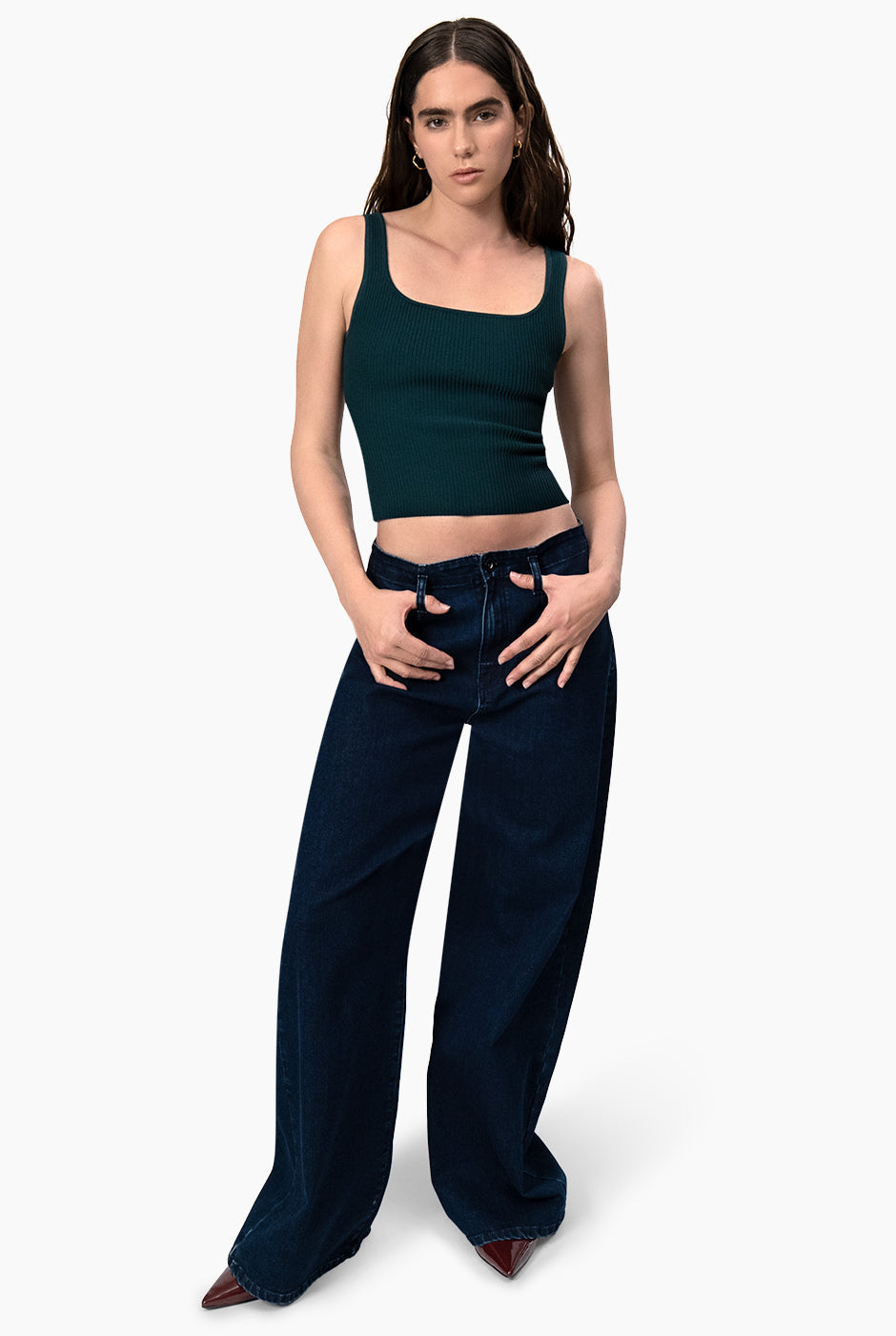 Jeans amplios azul marino con botón frontal y bolsillos traseros