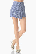 Short sastreado azul con botón frontal y estampado geométrico