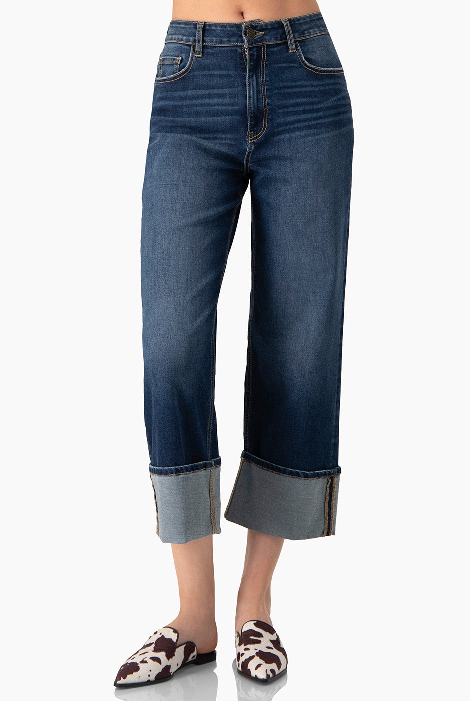 Jeans recto de mezclilla azul con bolsillos y dobladillo vuelto
