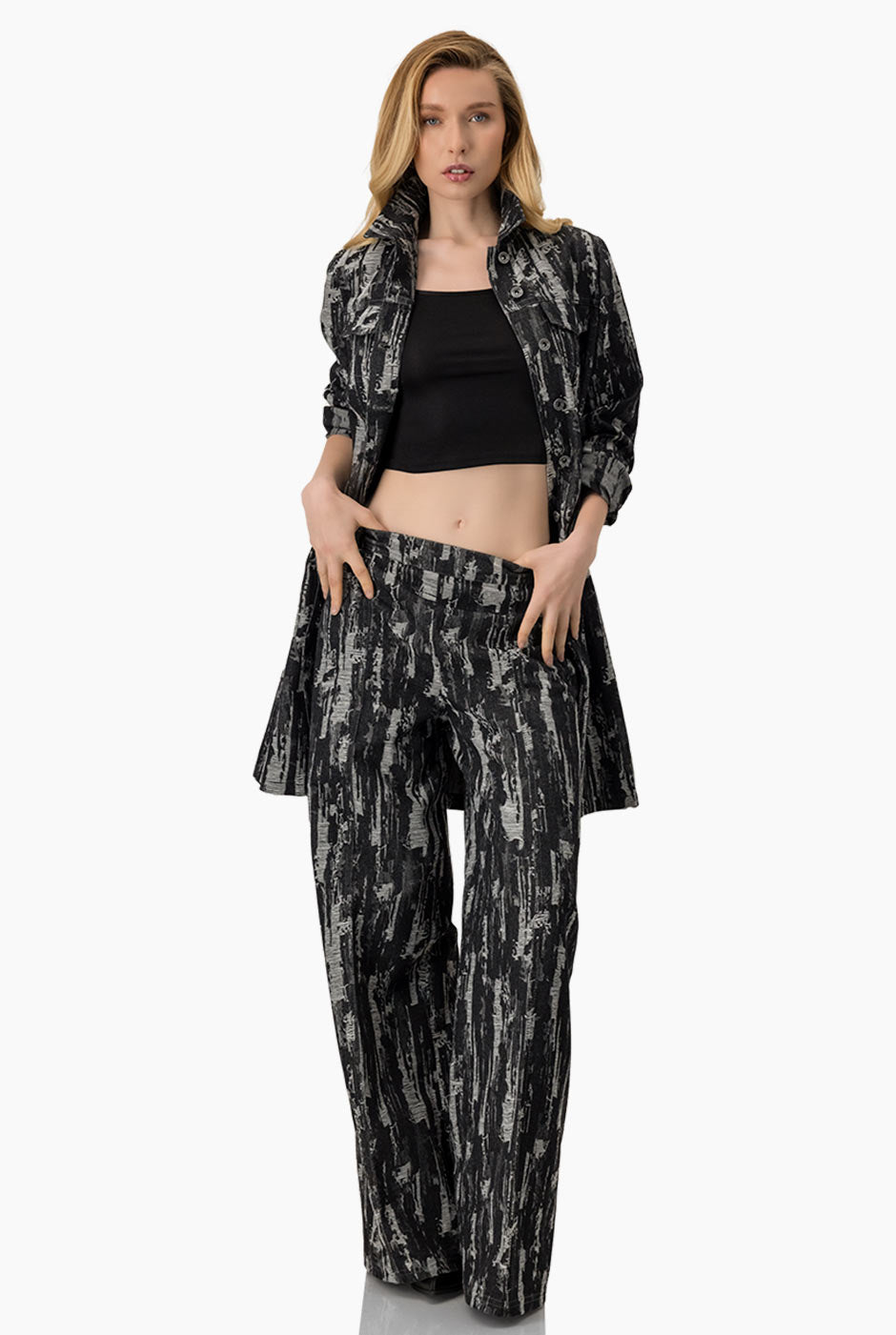 Pantalón negro tiro alto con pierna ancha y alforzas