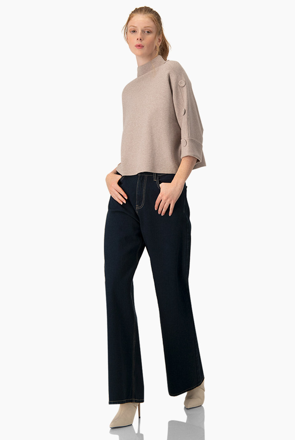 Jeans de mezclilla azul marino con pierna amplia y bolsillos traseros