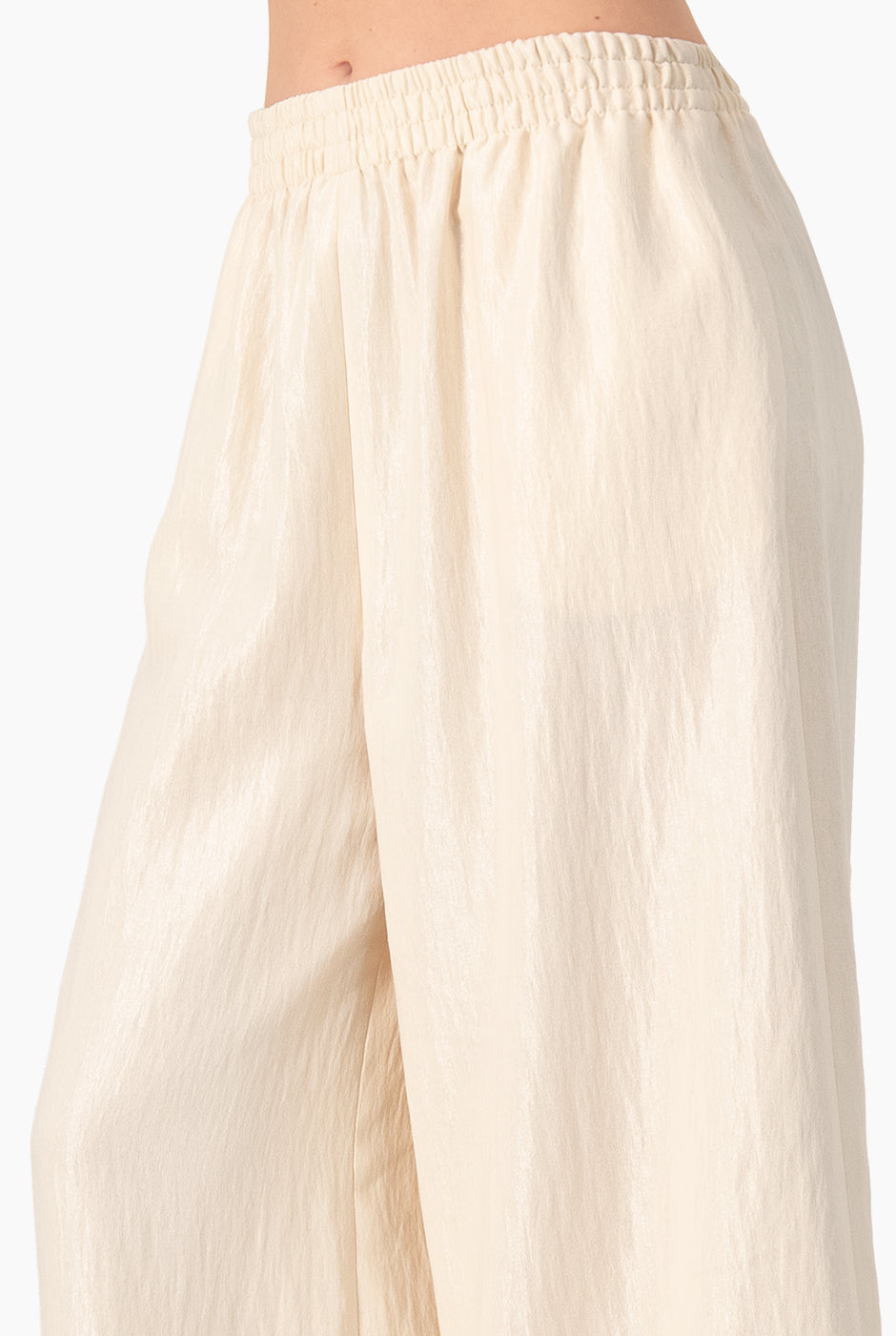 Pantalón amplio natural con cintura elástica y dobladillo suelto