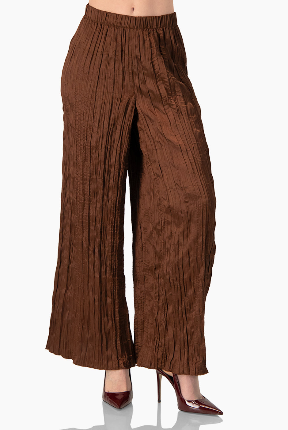 Pantalón recto café de pierna amplia con plisados