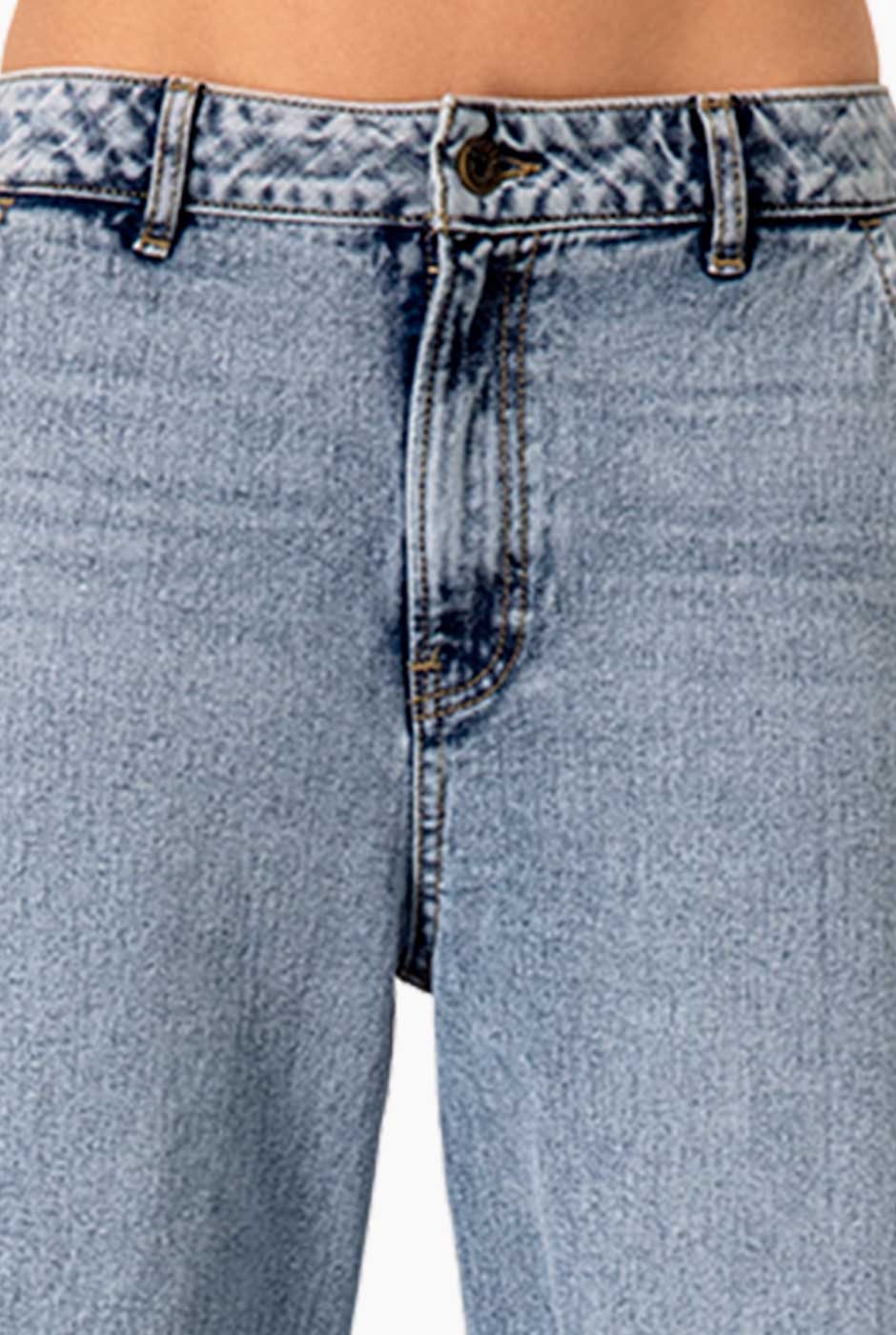 Jeans mom azul claro con bolsillos y dobladillo deshilachado