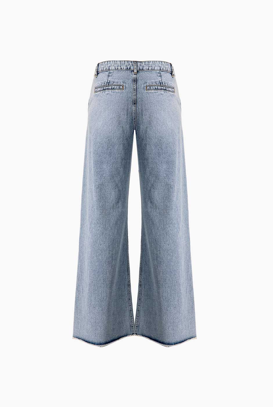 Jeans mom azul claro con bolsillos y dobladillo deshilachado