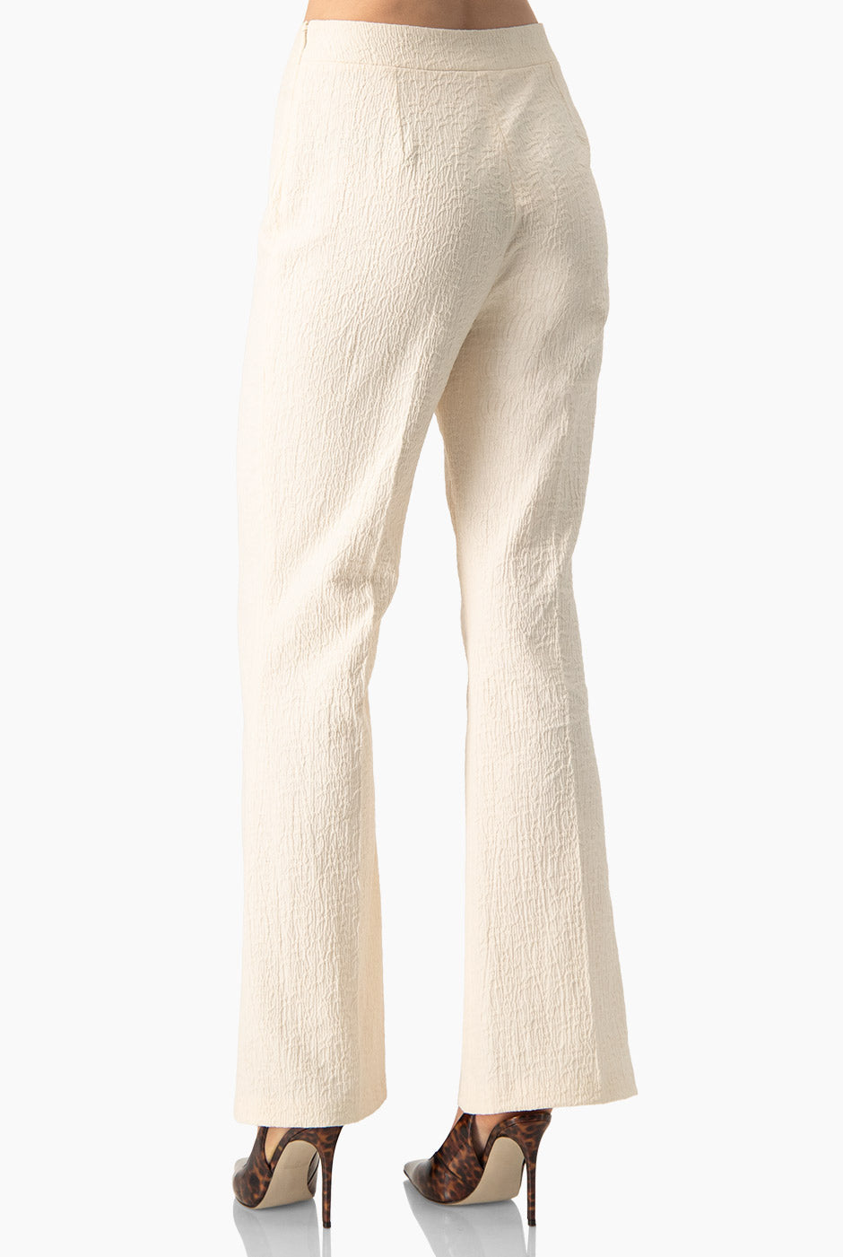 Pantalón recto natural con cierre lateral y textura arrugada