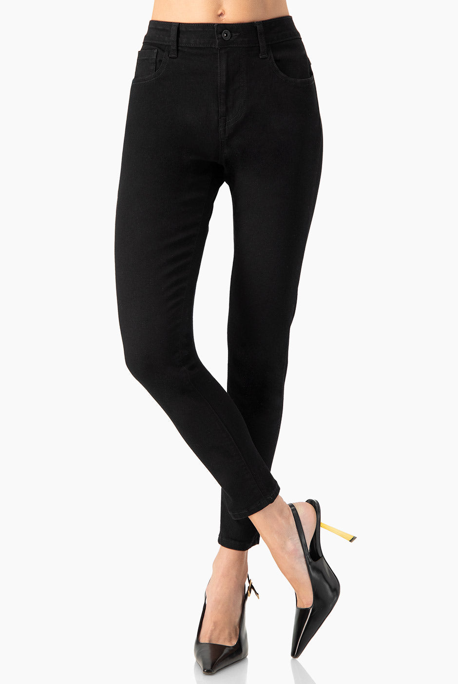 Jeans skinny negros con bolsillos y botón frontal