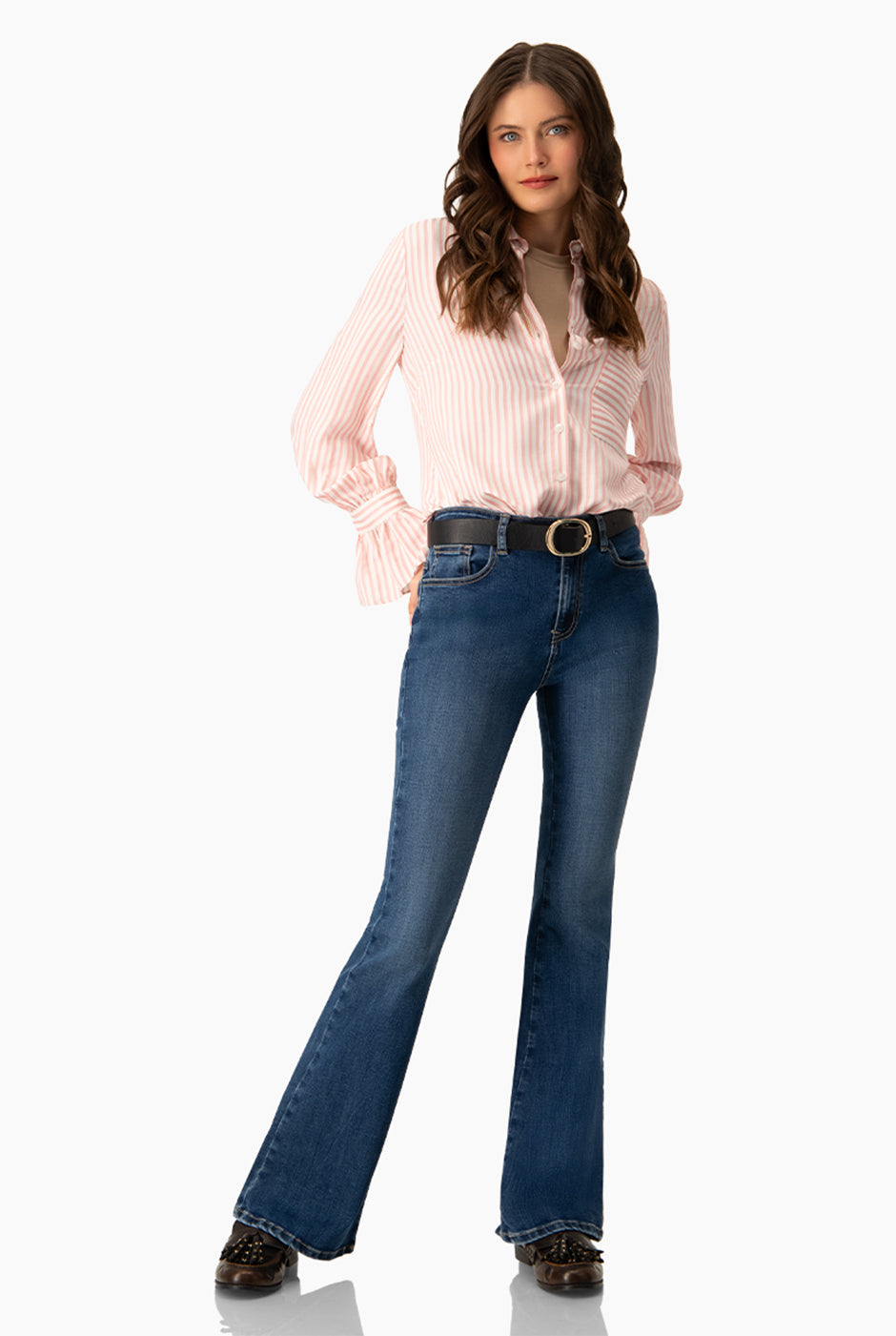 Jeans acampanados azul con botón y bolsillos de parche