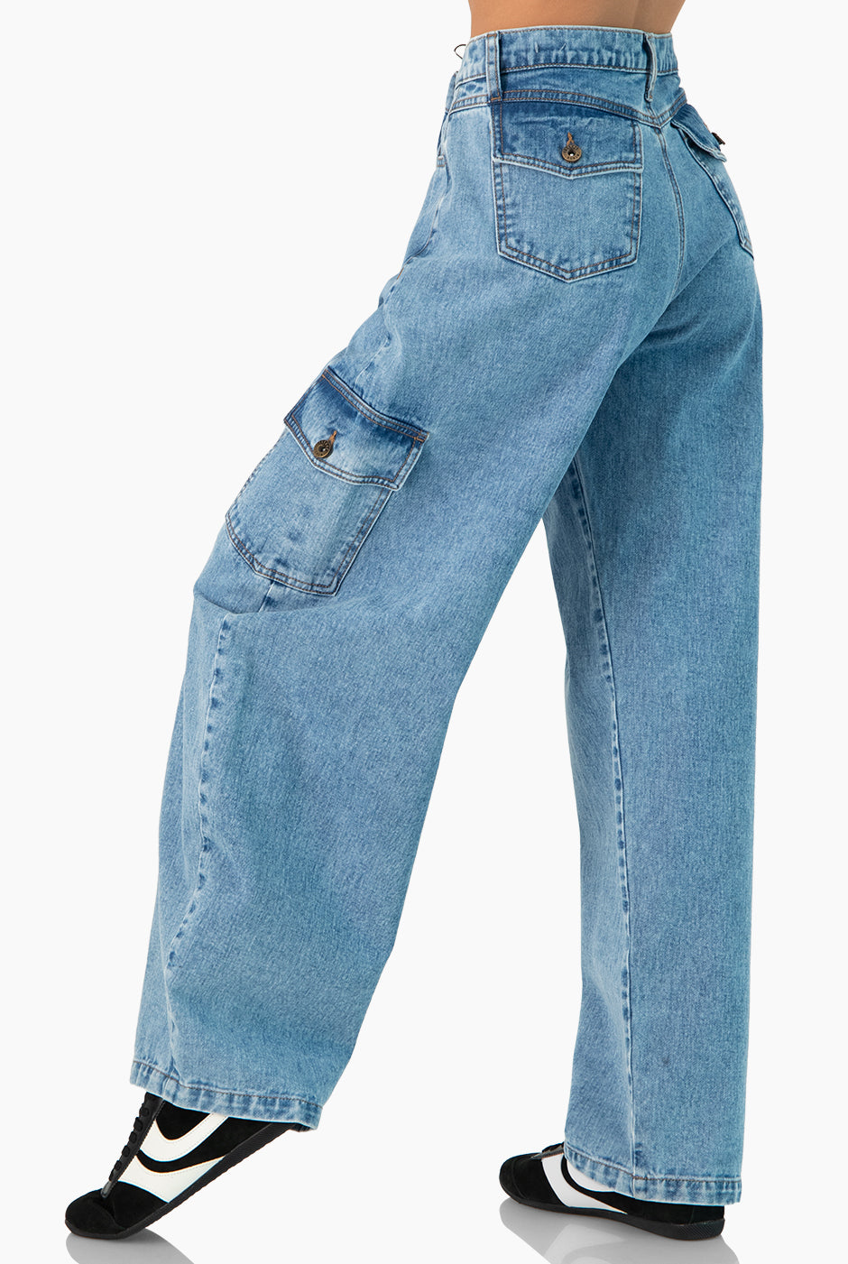 Jeans cargo de mezclilla azul claro con bolsillos laterales