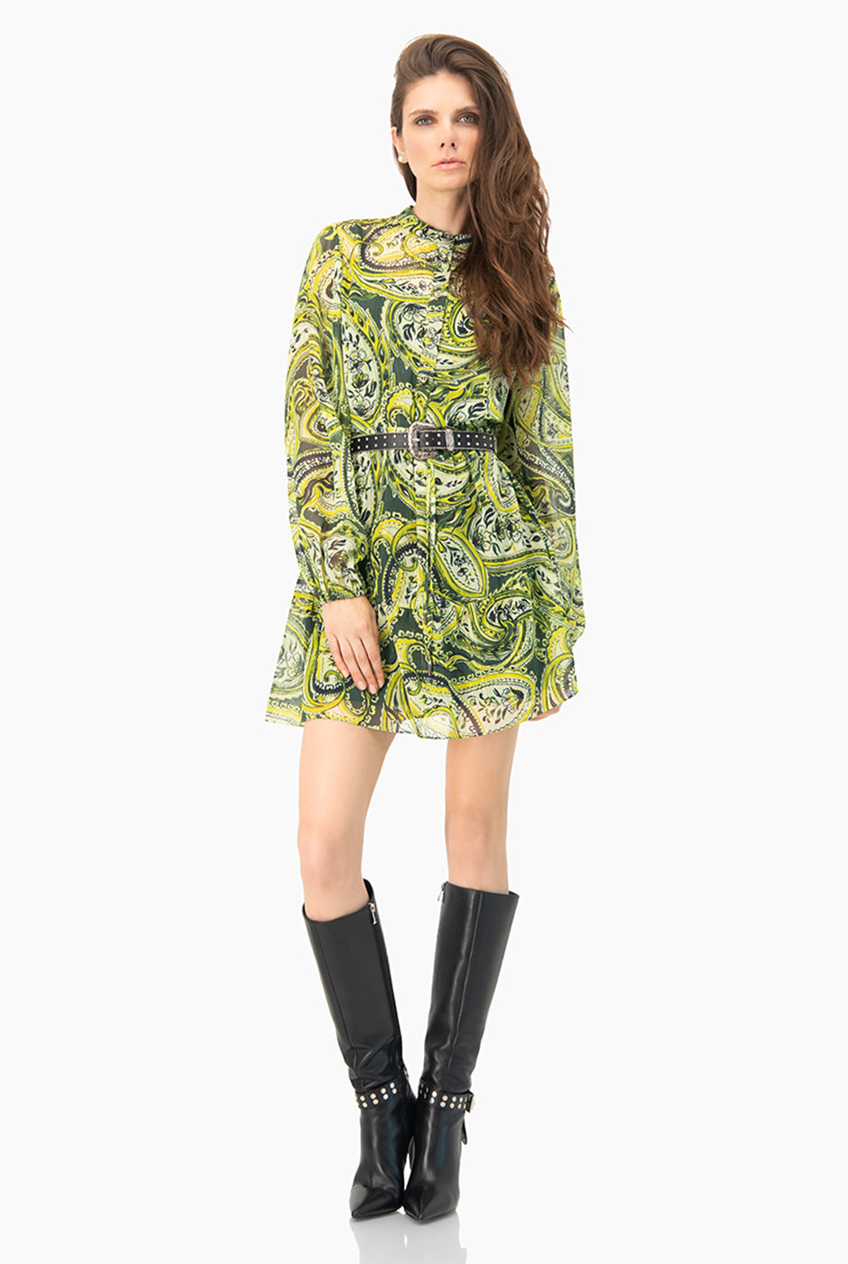 Vestido corto verde con estampado paisley y manga larga