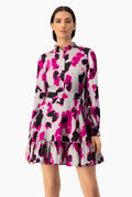 Vestido corto estampado multicolor con mangas largas y cuello alto