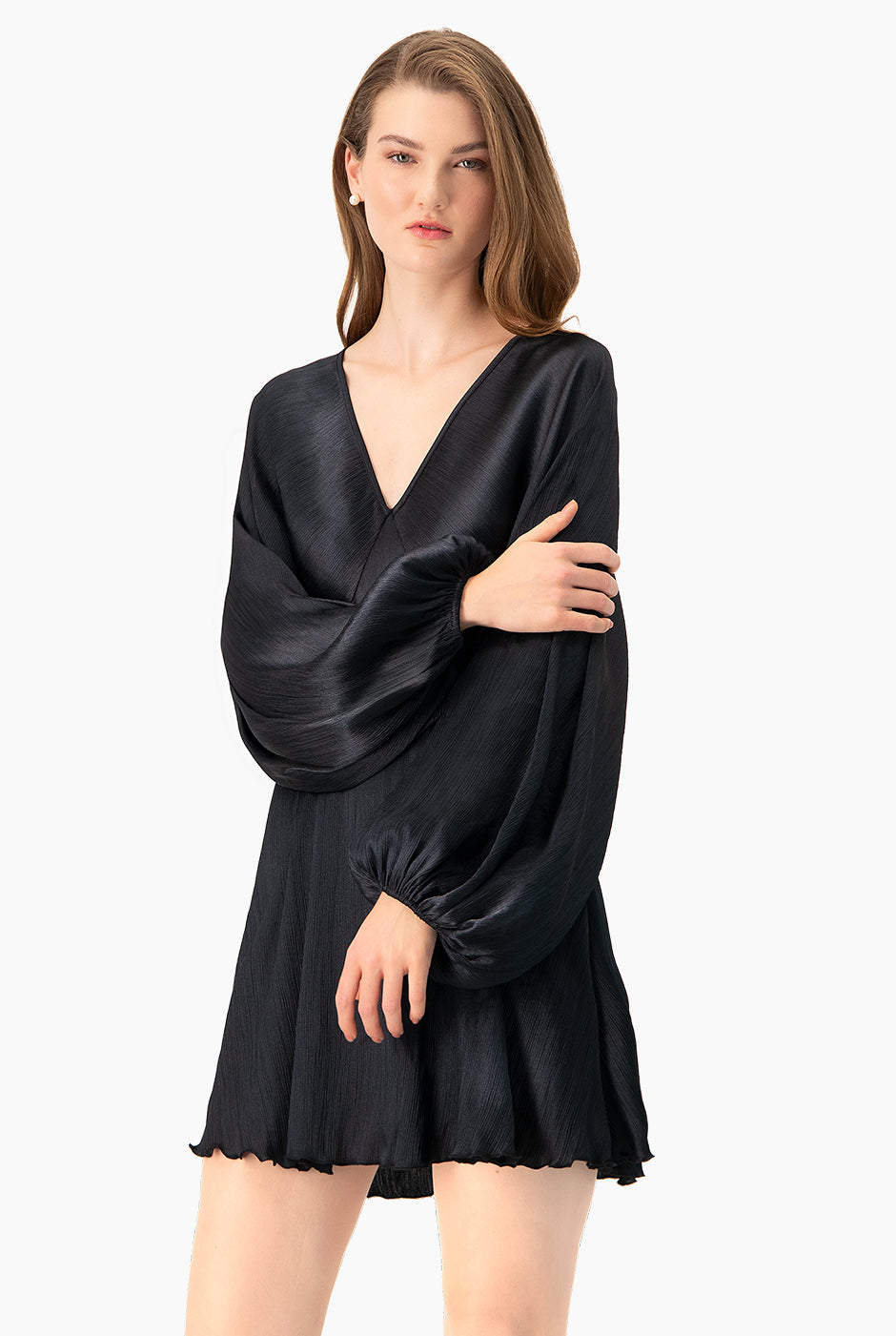 Vestido corto negro con escote en V y mangas largas amplias