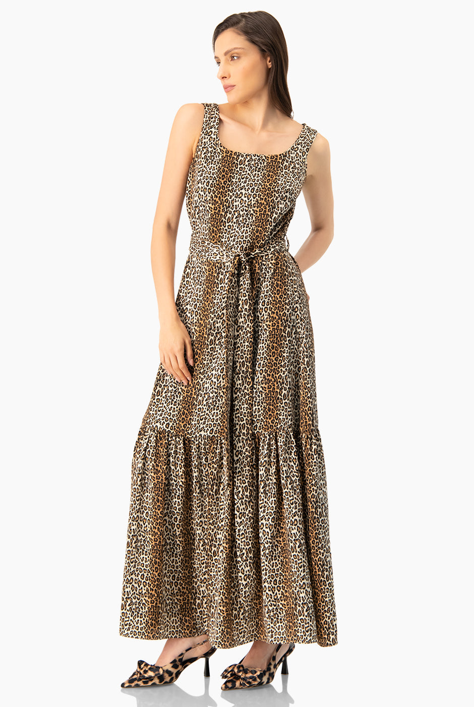 Vestido maxi café con estampado animal print y cinturón