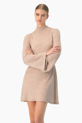 Vestido corto tejido rosa de manga larga y cuello alto