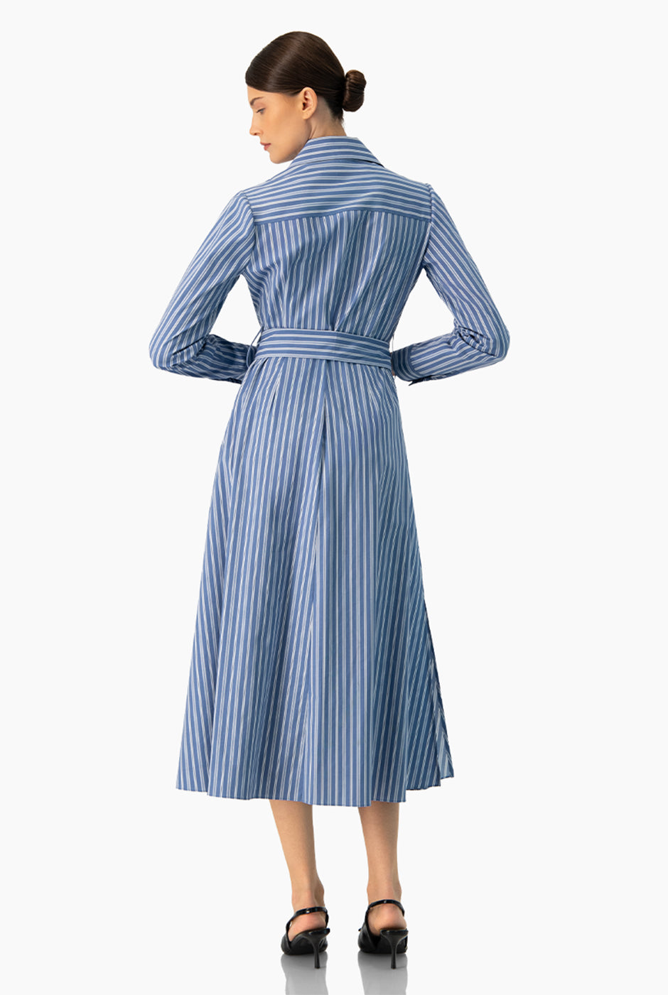 Vestido largo azul con rayas, manga larga y cinta en cintura