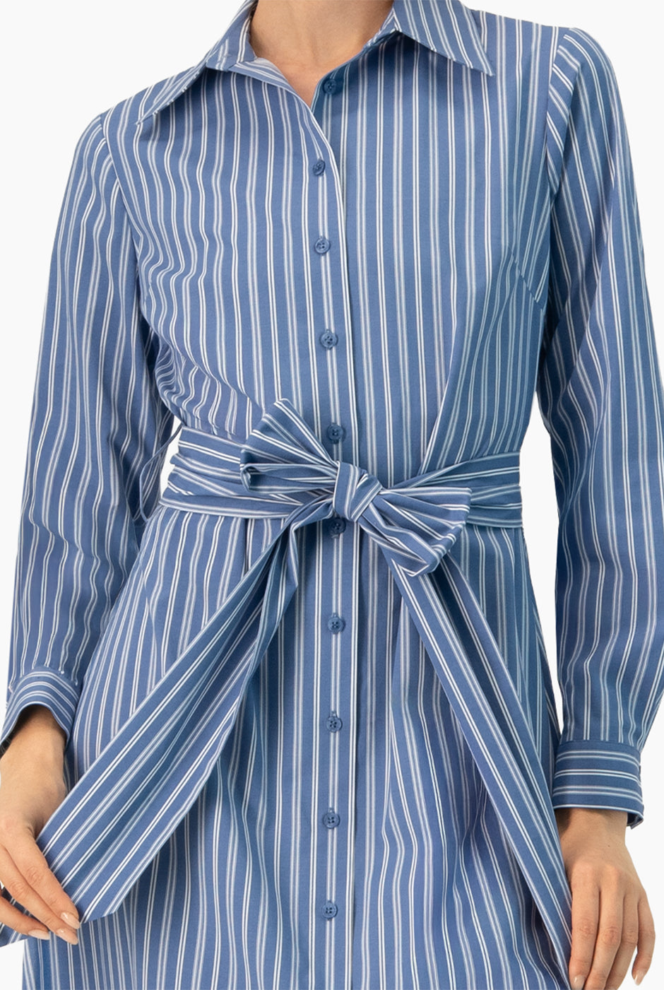 Vestido largo azul con rayas, manga larga y cinta en cintura