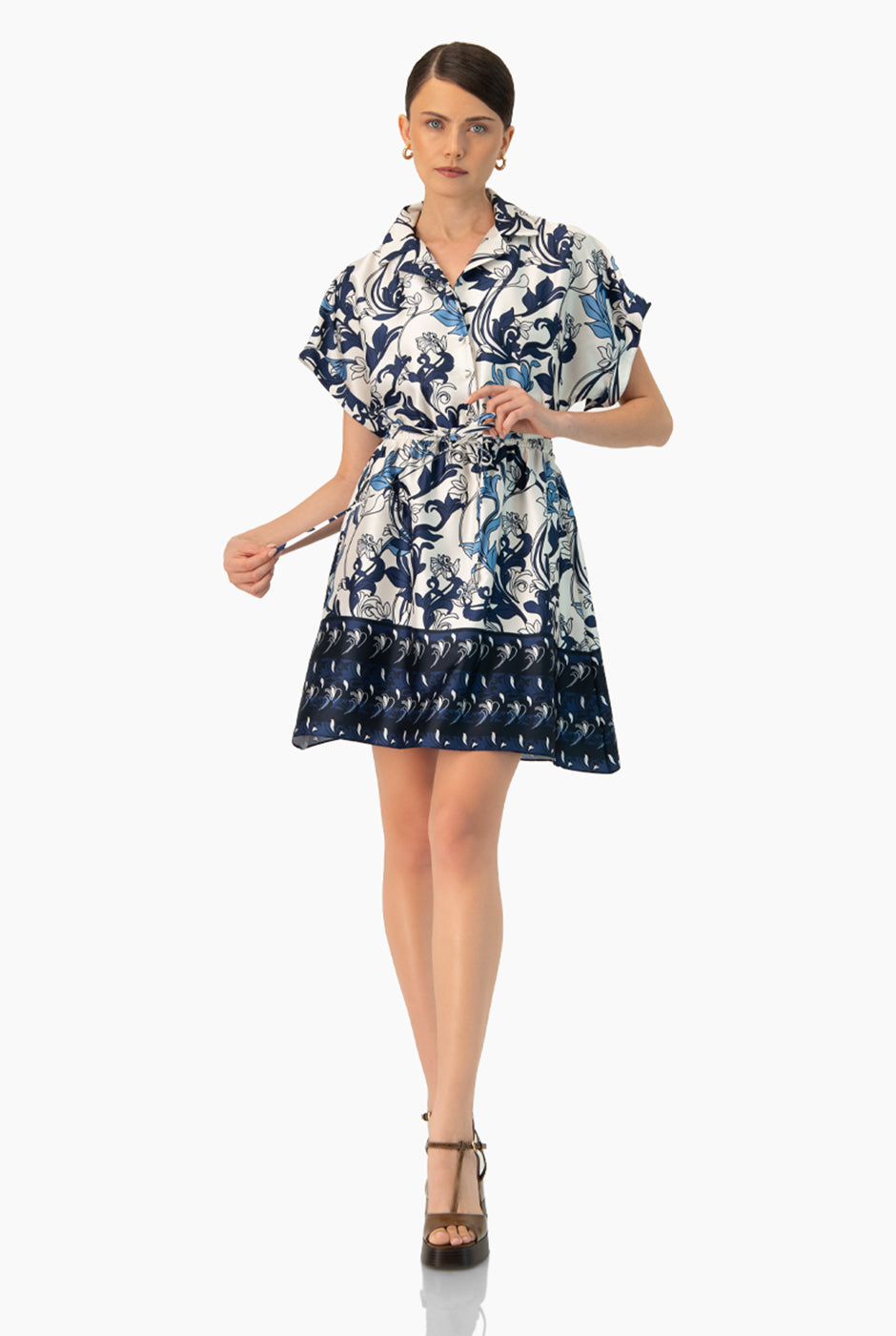 Vestido corto estampado multicolor con manga caída y cinturón