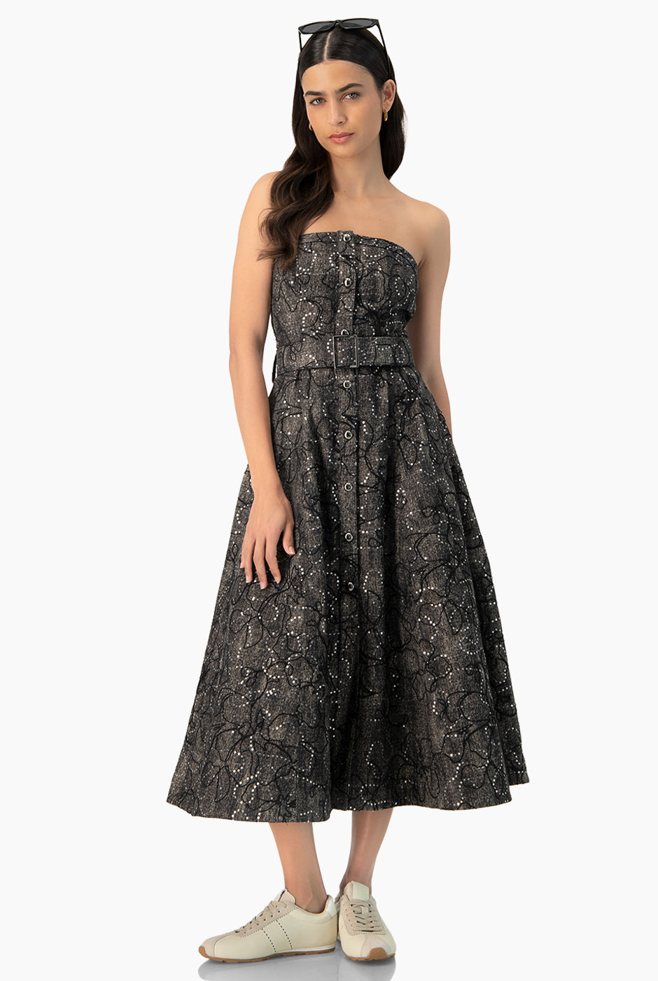 Vestido midi negro strapless con botones frontales y cinturón
