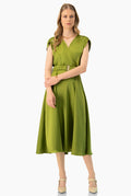 Vestido midi verde con escote en V y cinturón