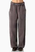 Pantalón Extra Soft gris con bolsillos grandes y cinturón